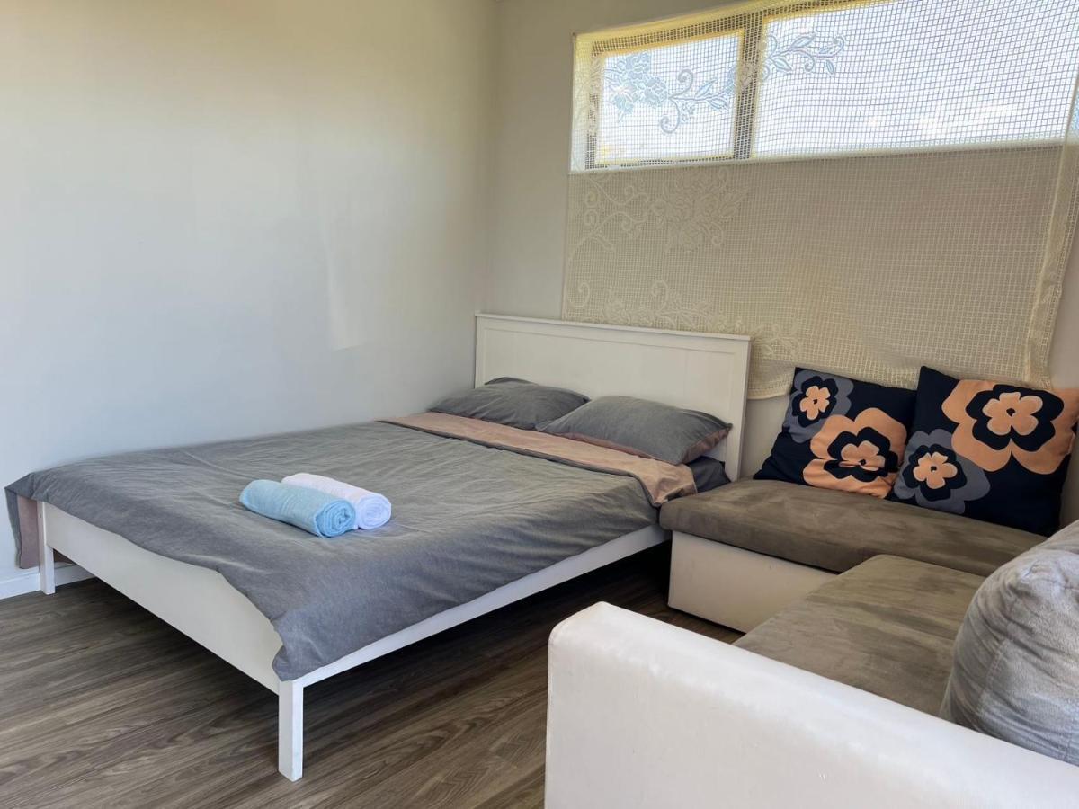 4 Beds Including 2 Double Beds, 1 Single Bed, And 1 Double Sofa Bed In A Small 1 Bedroom And 1 Lounge Studio No Kitchen Only Fridge, Microwave Distretto di Distretto di Rotorua Esterno foto